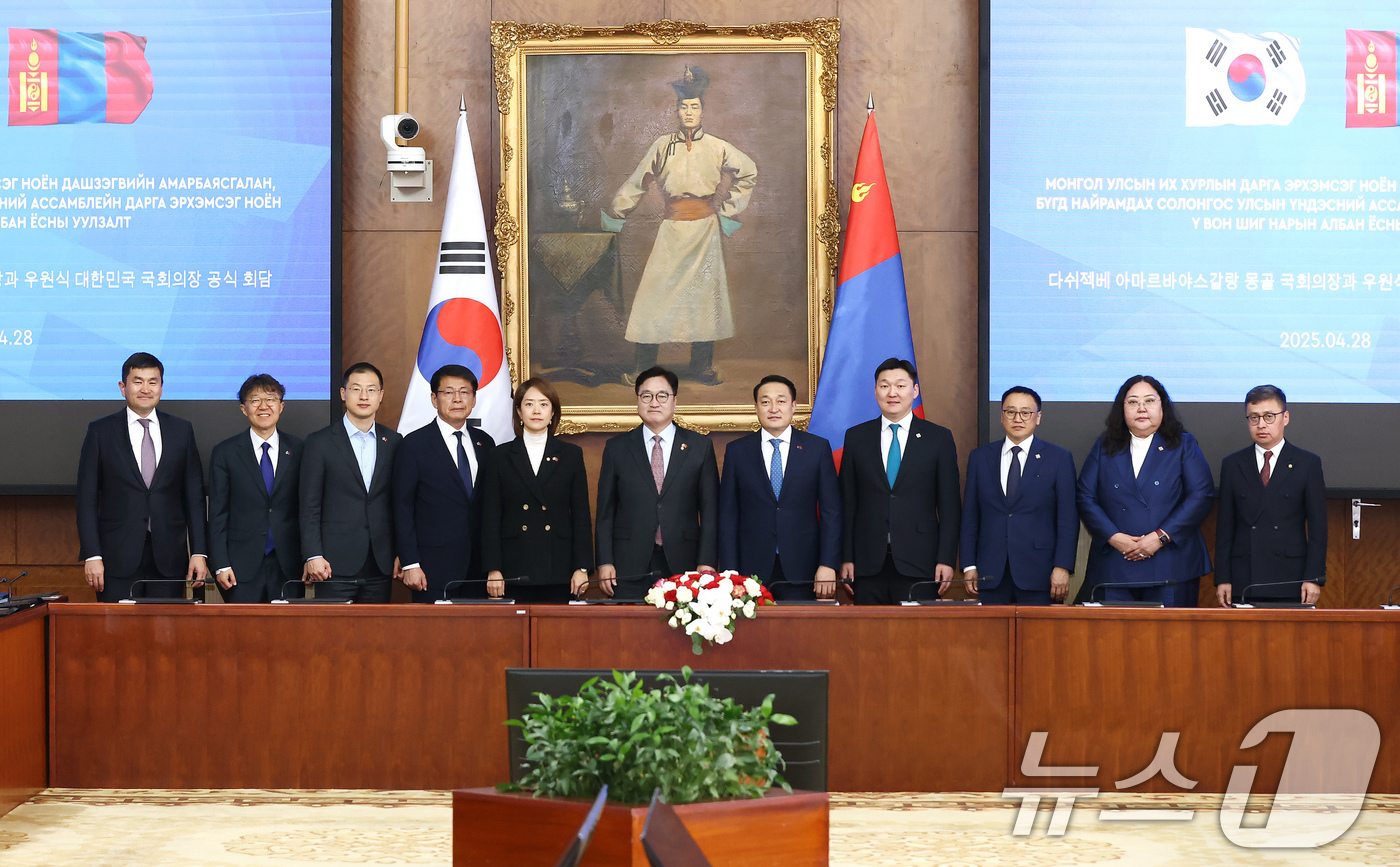 (서울=뉴스1) = 우원식 국회의장이 28일 몽골 울란바토르 정부청사에서 다쉬젝베 아마르바야스갈랑 국회의장과 기념 촬영하고 있다.왼쪽부터 수흐볼드 주한 몽골대사, 최진원 주몽골 대 …