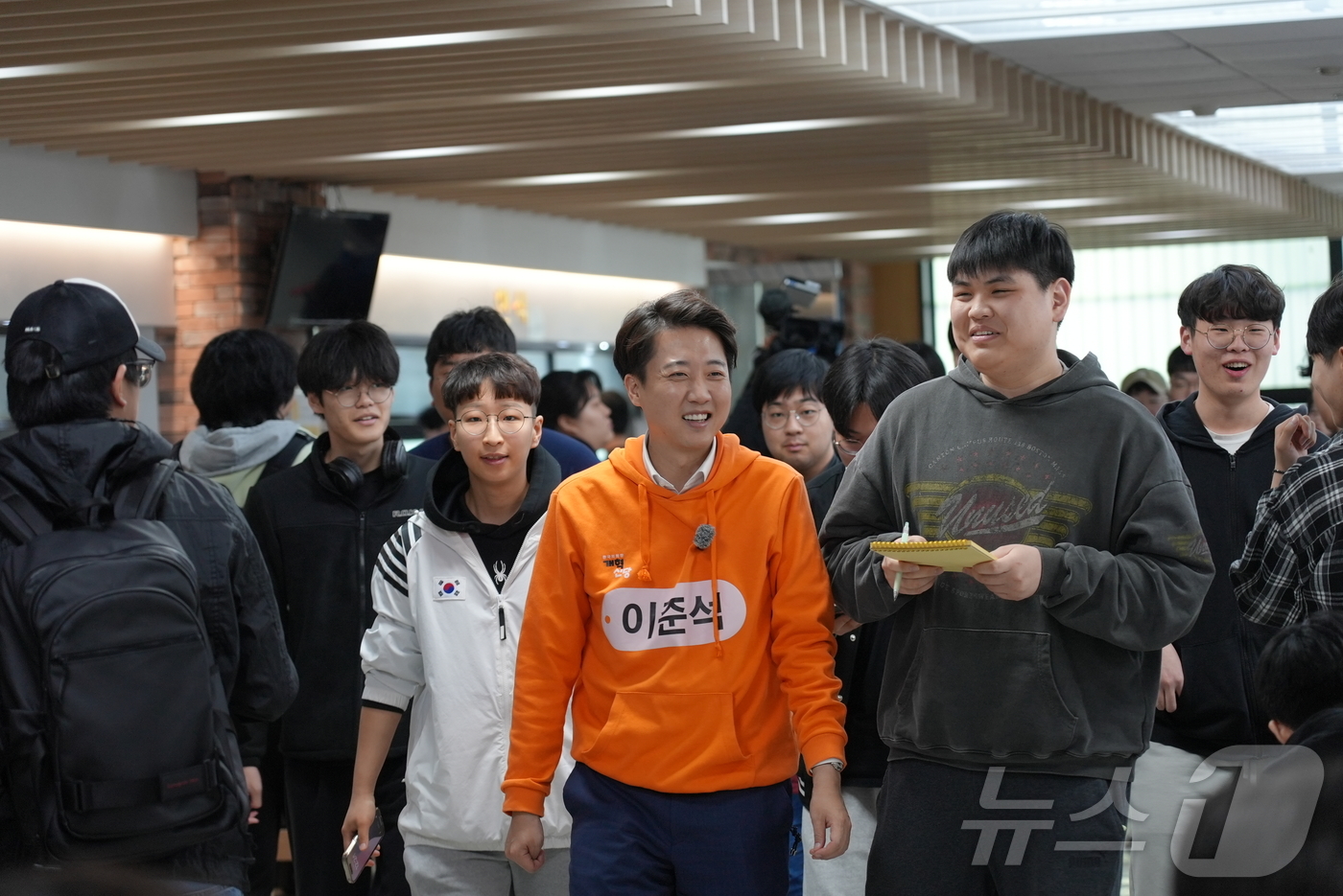(고양=뉴스1) = 이준석 개혁신당 대선 후보가 29일 경기 고양시 한국항공대학교를 찾아 학생들과 학식을 먹기 위해 이동하고 있다. (이준석 캠프 제공, 재판매 및 DB 금지) 2 …
