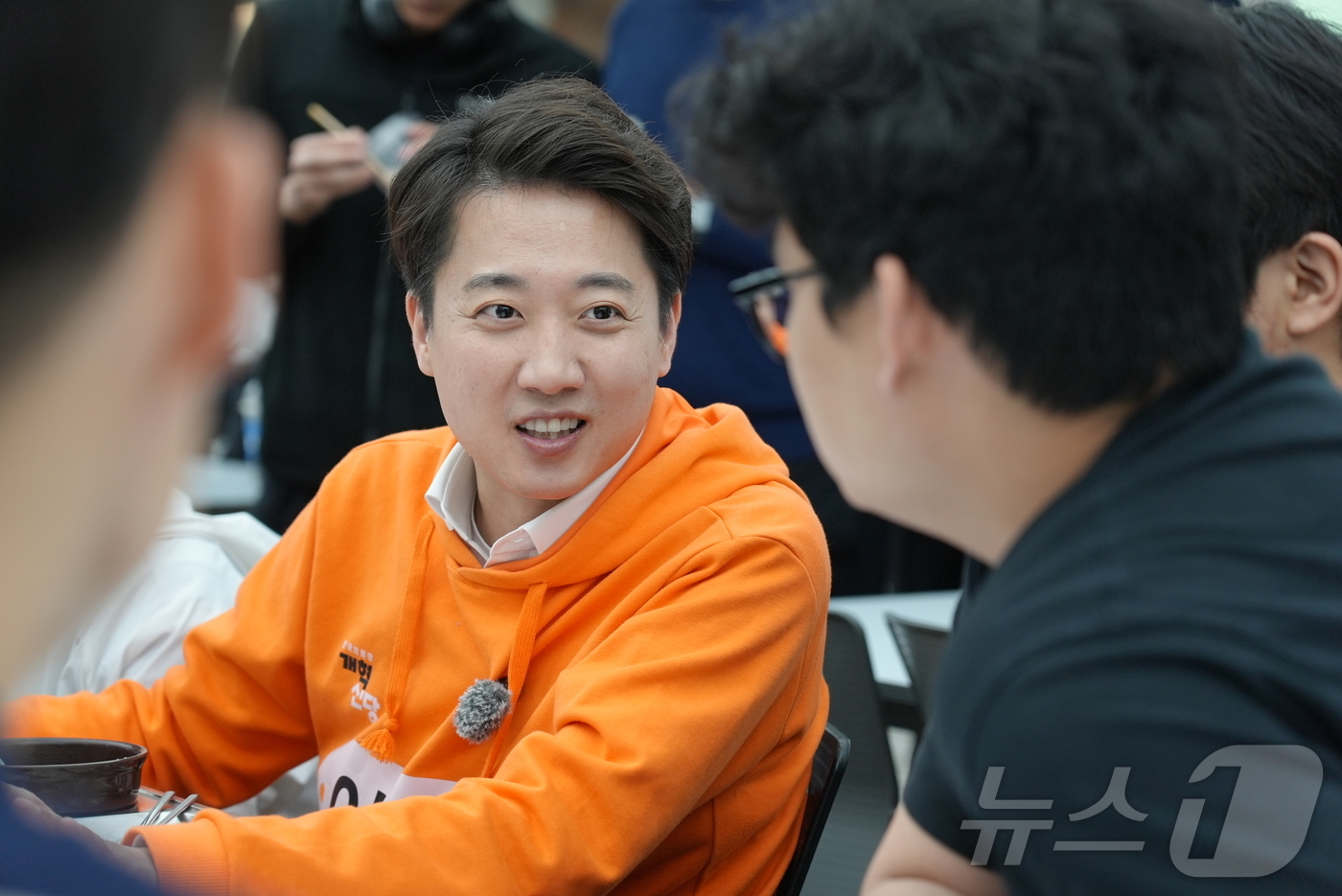 (고양=뉴스1) = 이준석 개혁신당 대선 후보가 29일 경기 고양시 한국항공대학교를 찾아 학생들과 학식을 먹으며 대화하고 있다. (이준석 캠프 제공, 재판매 및 DB 금지) 202 …