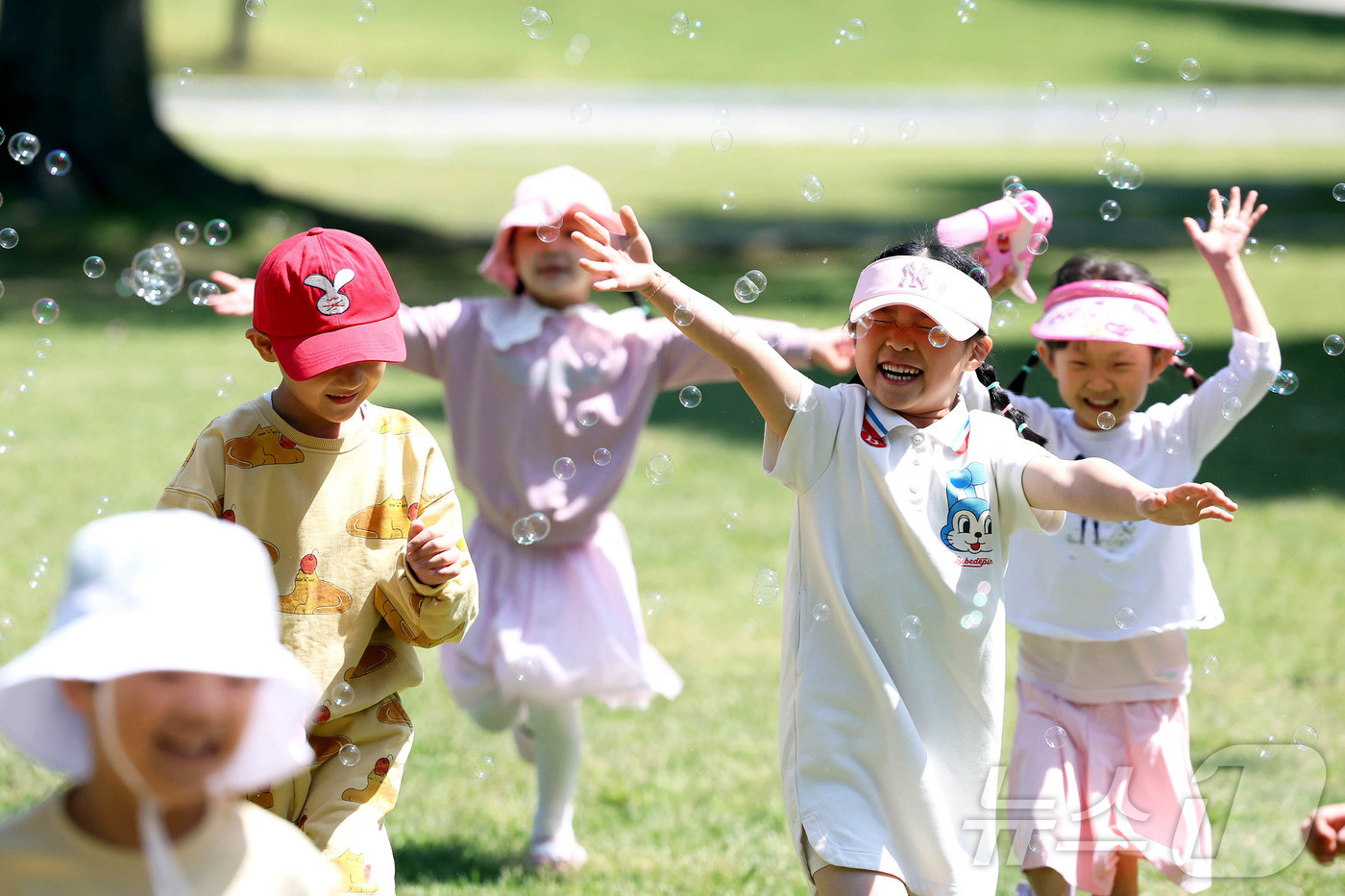 (광주=뉴스1) 박지현 기자 = 어린이날을 일주일여 앞둔 29일 광주 북구청직장어린이집 아이들이 전남대학교 캠퍼스에서 비눗방울 놀이를 하며 야외활동 시간을 갖고 있다. (광주 북구 …