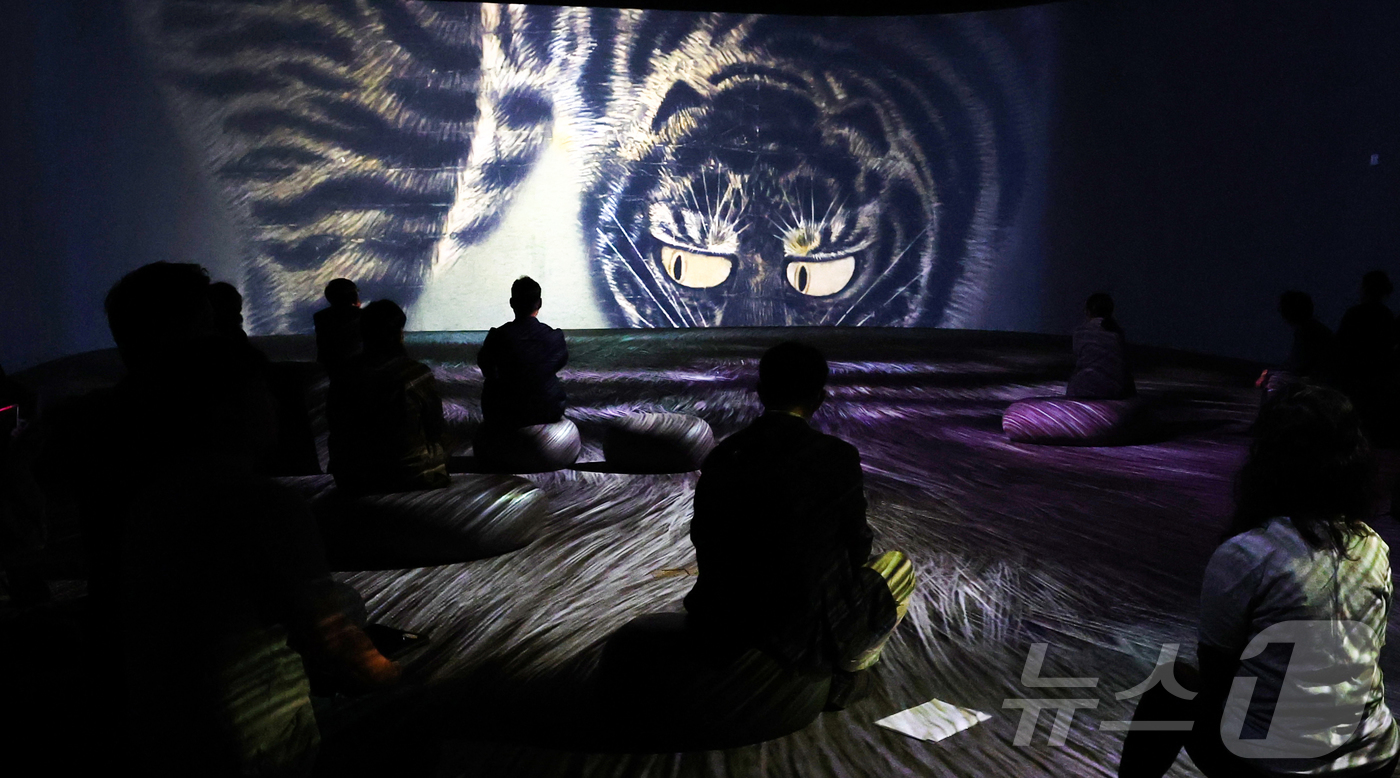 (서울=뉴스1) 권현진 기자 = 29일 서울 용산구 국립중앙박물관 디지털 실감 영상관에서 '어흥, 호랑이-용맹하게, 신통하게, 유쾌하게'와 '화조 영모, 어느 고양이의 하루'를 시 …