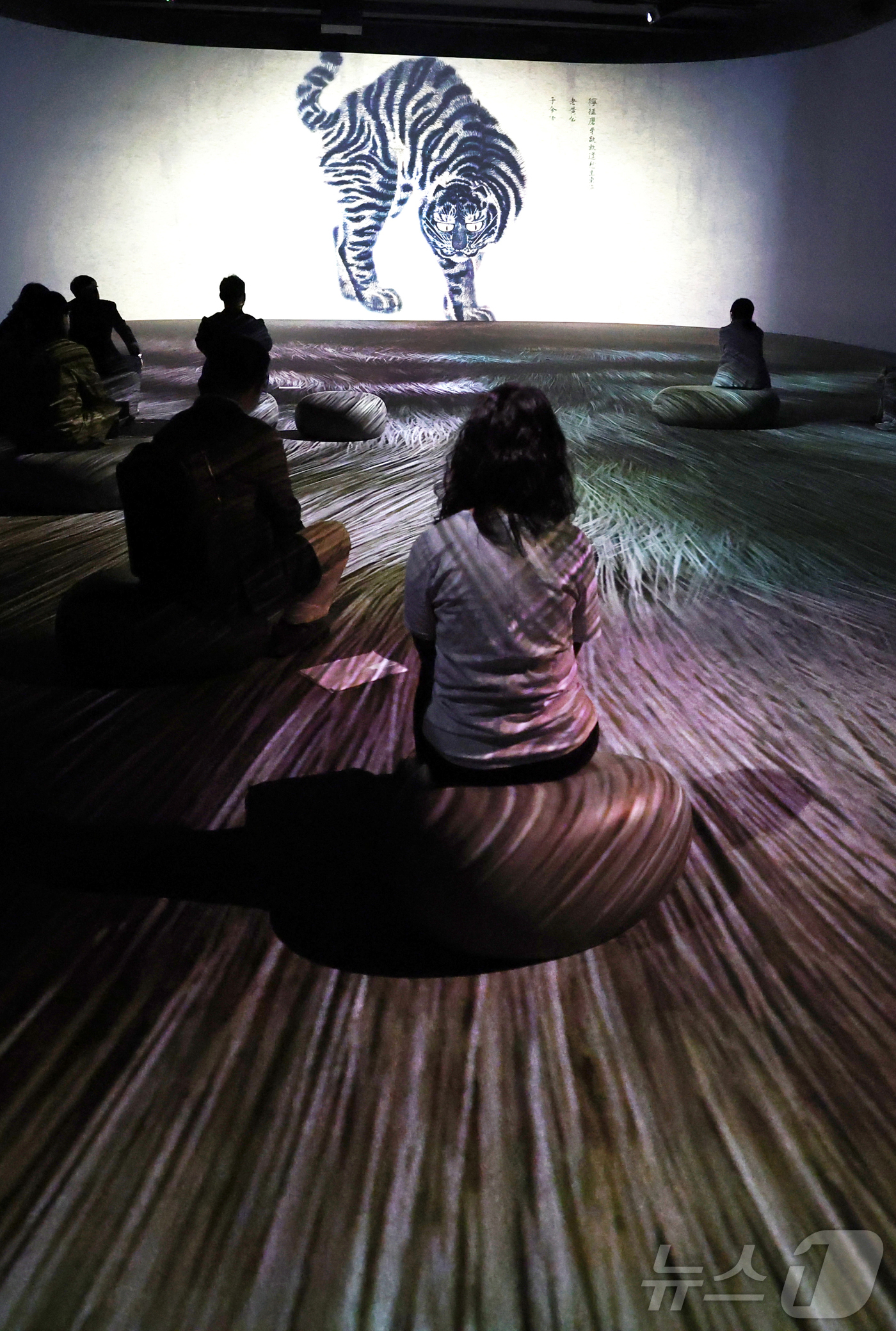 (서울=뉴스1) 권현진 기자 = 29일 서울 용산구 국립중앙박물관 디지털 실감 영상관에서 '어흥, 호랑이-용맹하게, 신통하게, 유쾌하게'를 시연을 하고 있다. 2025.4.29/뉴 …