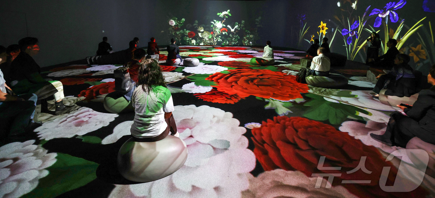 (서울=뉴스1) 권현진 기자 = 29일 서울 용산구 국립중앙박물관 디지털 실감 영상관에서 '화조 영모, 어느 고양이의 하루'를 시연을 하고 있다. 2025.4.29/뉴스1