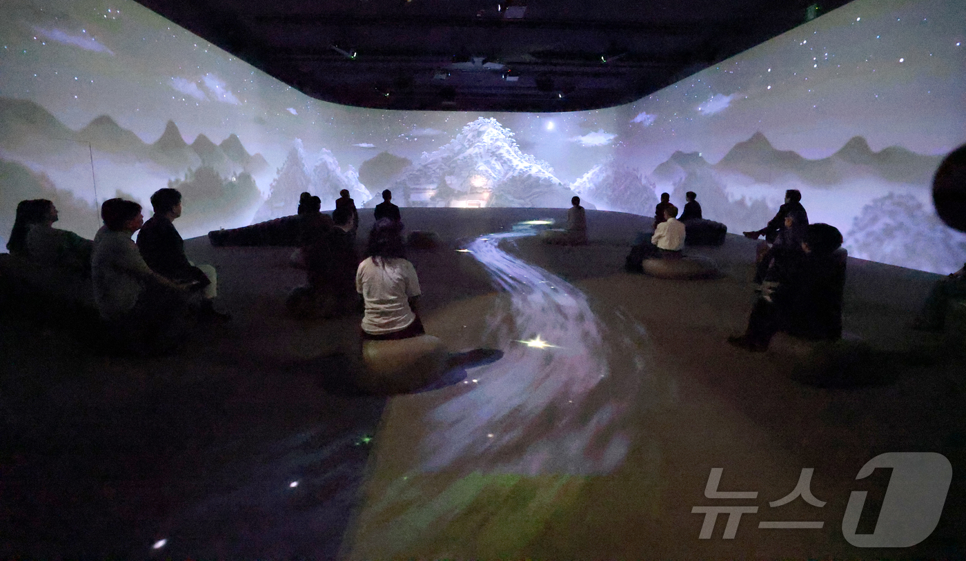 (서울=뉴스1) 권현진 기자 = 29일 서울 용산구 국립중앙박물관 디지털 실감 영상관에서 '화조 영모, 어느 고양이의 하루'와 '어흥, 호랑이-용맹하게, 신통하게, 유쾌하게'와 ' …