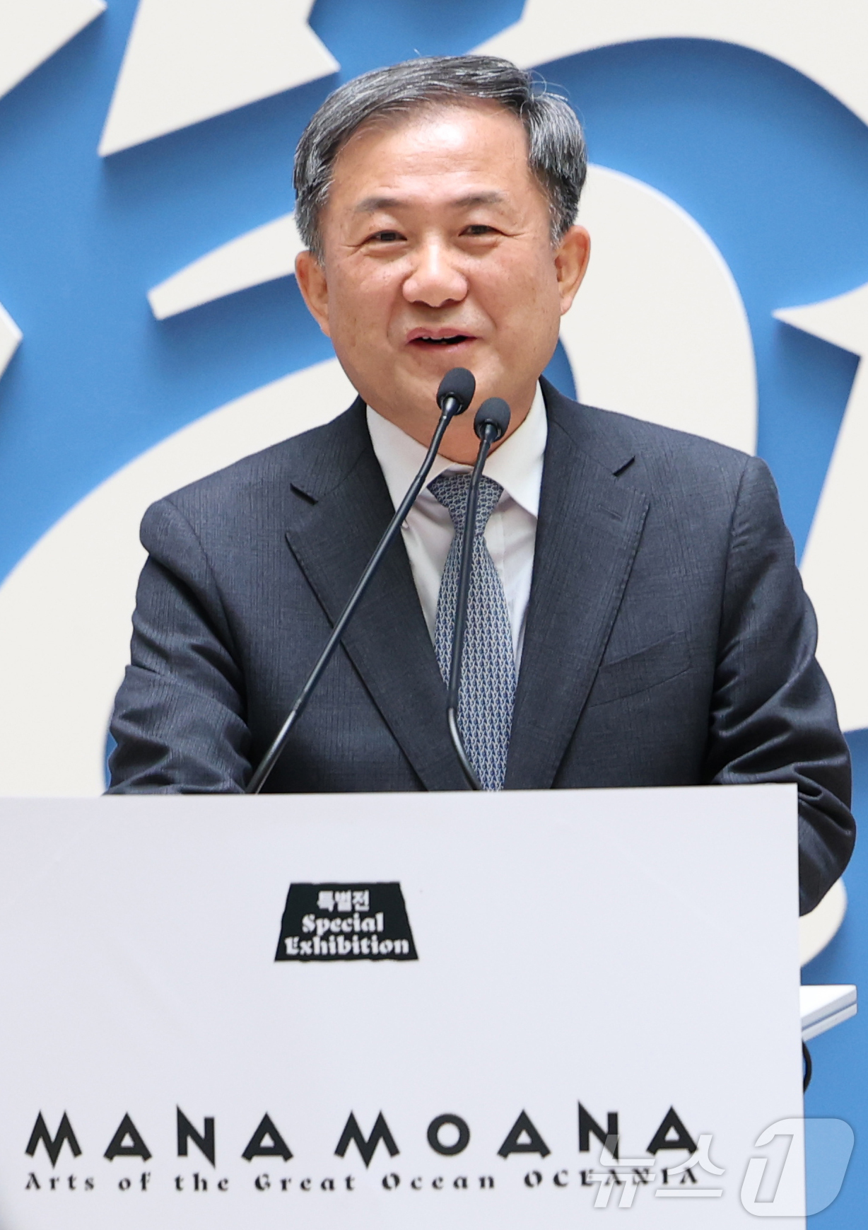 (서울=뉴스1) 권현진 기자 = 김재홍 국립중앙박물관장이 29일 서울 용산구 국립중앙박물관에서 열린 ‘마나 모아나-신성한 바다의 예술, 오세아니아’ 특별전 개막식에서 인사말을 하고 …