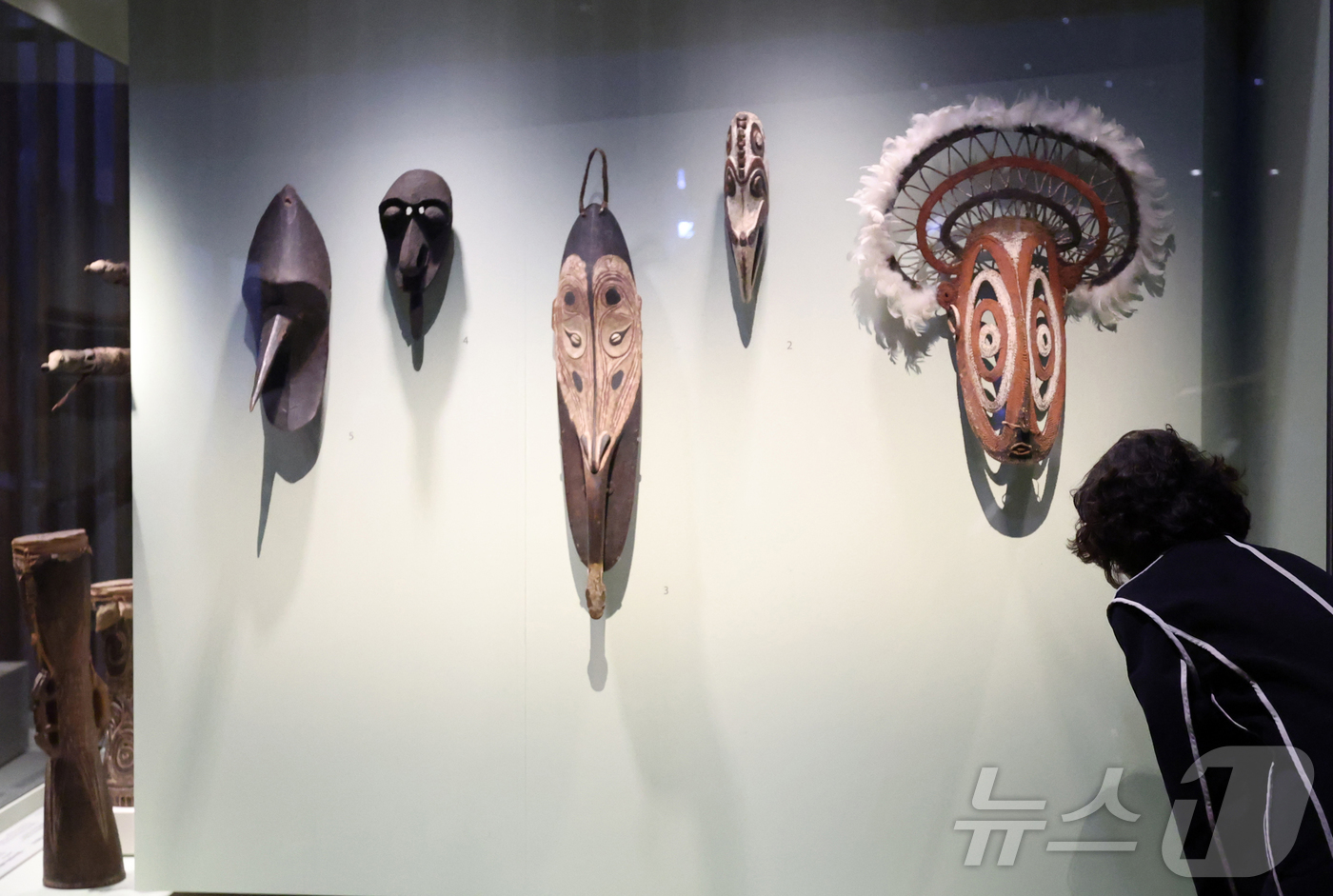 (서울=뉴스1) 권현진 기자 = 29일 오전 서울 용산구 국립중앙박물관에서 열린 특별전 '마나 모아나-신성한 바다의 예술, 오세아니아' 언론 공개회에서 한 참석자가 전시를 관람하고 …