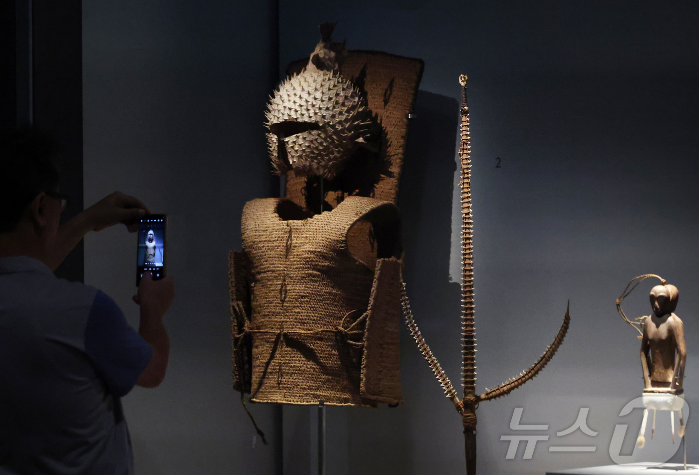 (서울=뉴스1) 권현진 기자 = 29일 오전 서울 용산구 국립중앙박물관에서 열린 특별전 '마나 모아나-신성한 바다의 예술, 오세아니아' 언론 공개회에서 한 참석자가 전시를 관람하고 …