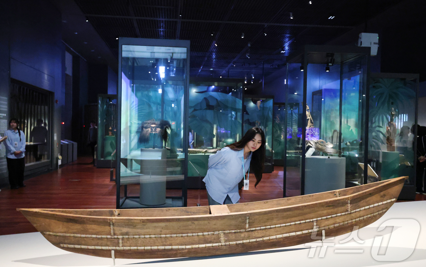 (서울=뉴스1) 권현진 기자 = 29일 오전 서울 용산구 국립중앙박물관에서 열린 특별전 '마나 모아나-신성한 바다의 예술, 오세아니아' 언론 공개회에서 한 참석자가 전시를 관람하고 …