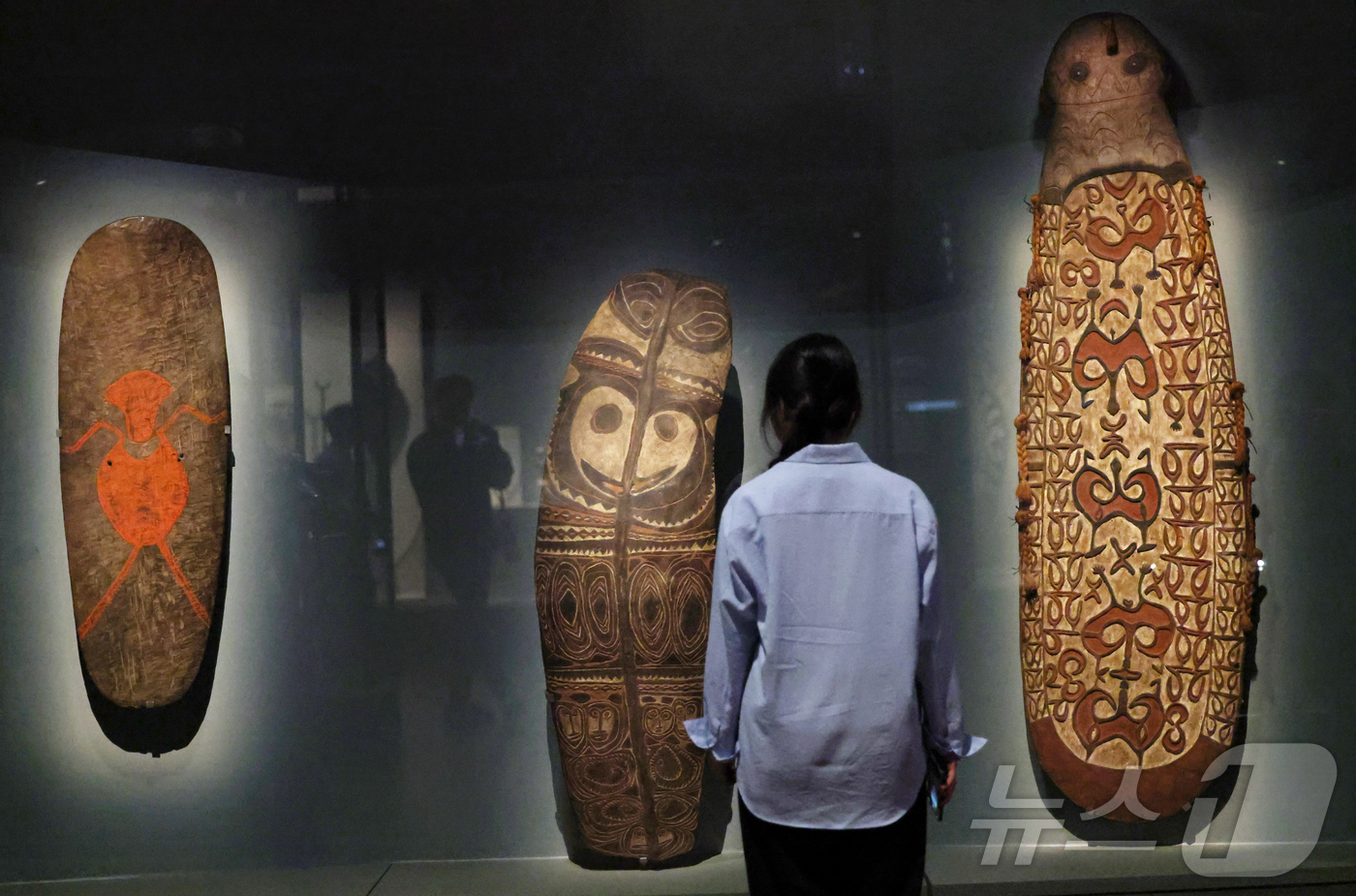 (서울=뉴스1) 권현진 기자 = 29일 오전 서울 용산구 국립중앙박물관에서 열린 특별전 '마나 모아나-신성한 바다의 예술, 오세아니아' 언론 공개회에서 한 참석자가 전시를 관람하고 …