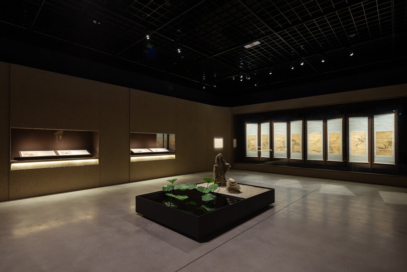 본문 이미지 - '화조미감' 2부, ‘시정詩情, 자연과 시를 품다’ - 특별공간 전시 전경 ⓒ 간송미술문화재단 (대구간송미술관 제공)