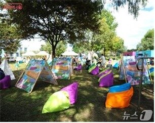 본문 이미지 - 책읽는 한강공원 야외도서관 행사 참고사진.&#40;울산광역시제공. 재판매 및 DB 금지&#41;
