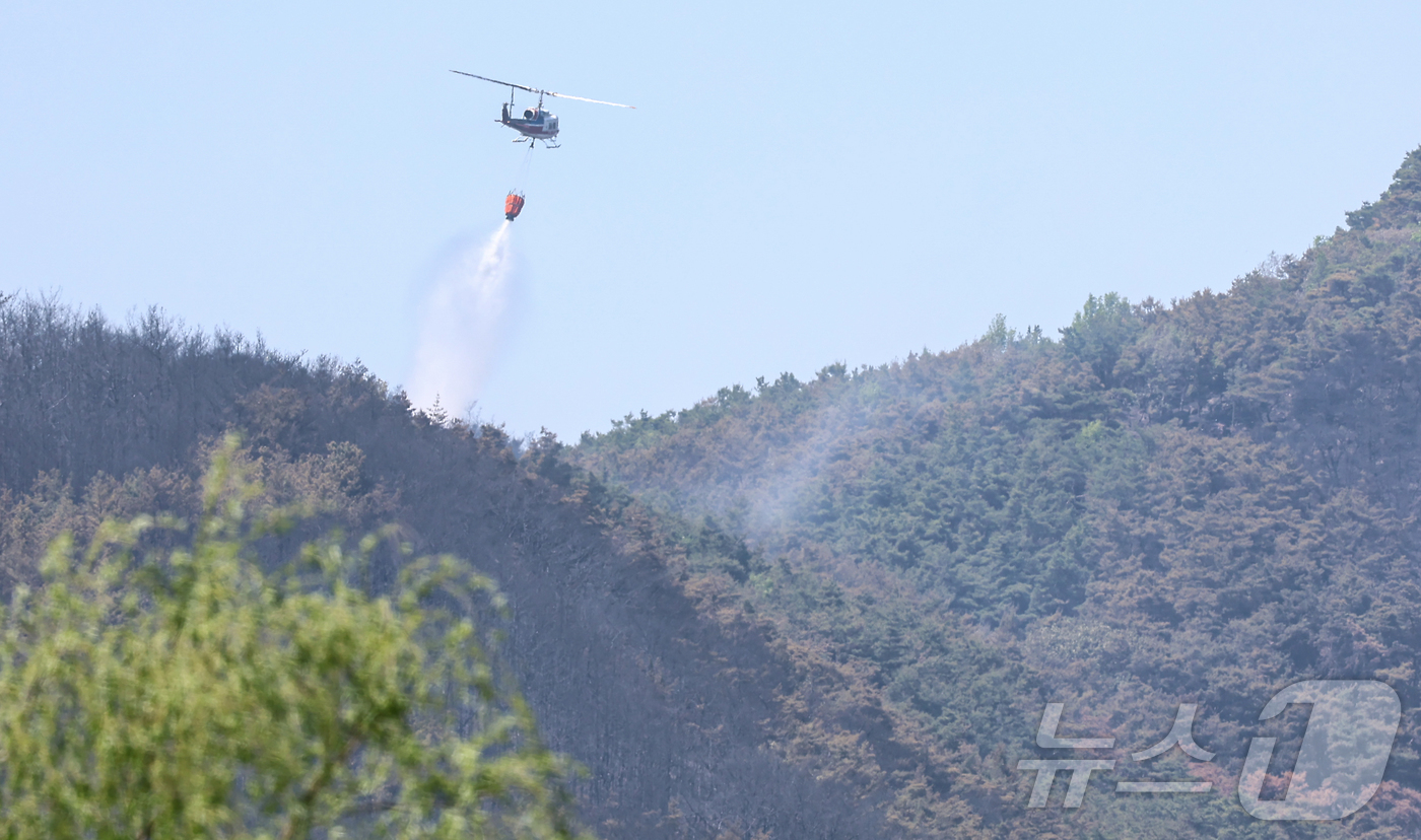 (대구=뉴스1) 김도우 기자 = 대구 북구 함지산 산불 이틀째인 29일 오후 산불 진화 작전에 투입된 산림청 산불 진화용 헬기가 함지산 상공에서 물을 뿌리고 있다. 2025.4.2 …