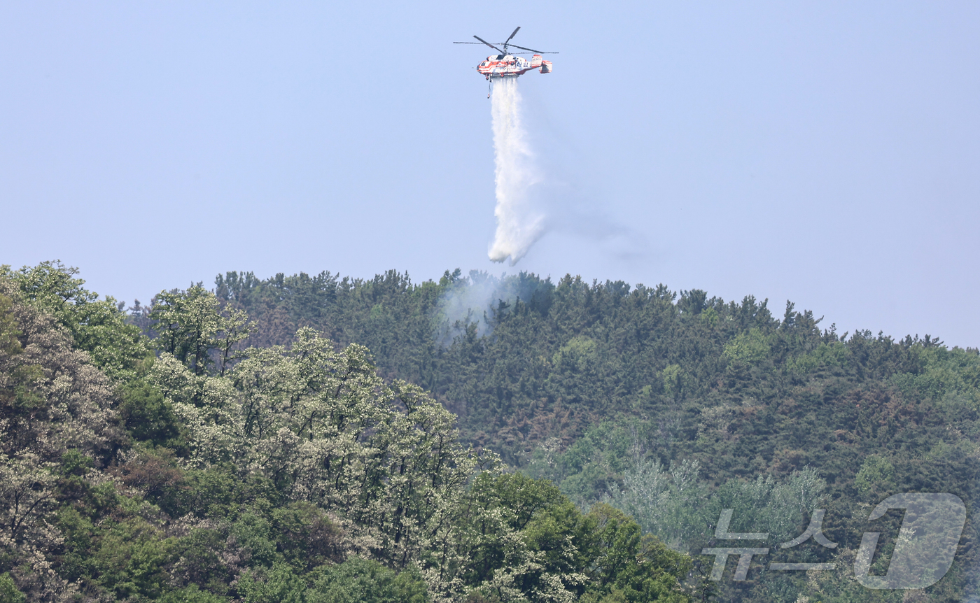 (대구=뉴스1) 김도우 기자 = 대구 북구 함지산 산불 이틀째인 29일 오후 산불 진화 작전에 투입된 산림청 산불 진화용 헬기가 함지산 상공에서 물을 뿌리고 있다. 2025.4.2 …