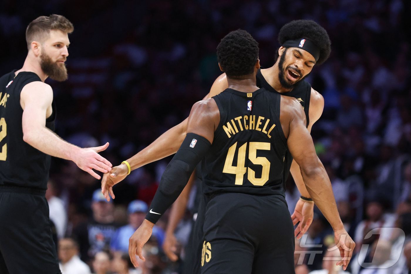 본문 이미지 - 클리블랜드 캐벌리어스가 29일(한국시간) 마이애미 히트를 꺾고 2024-25 NBA 동부 콘퍼런스 플레이오프 2라운드에 올랐다.  ⓒ AFP=뉴스1
