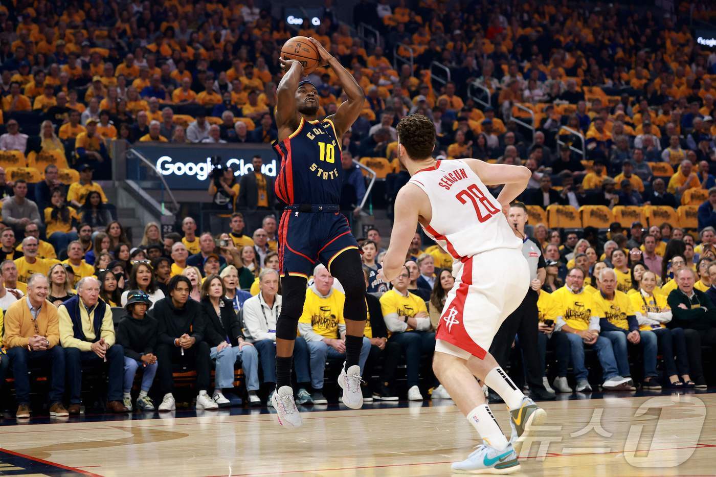 본문 이미지 - 슛을 던지는 골든스테이트 워리어스의 지미 버틀러. ⓒ AFP=뉴스1