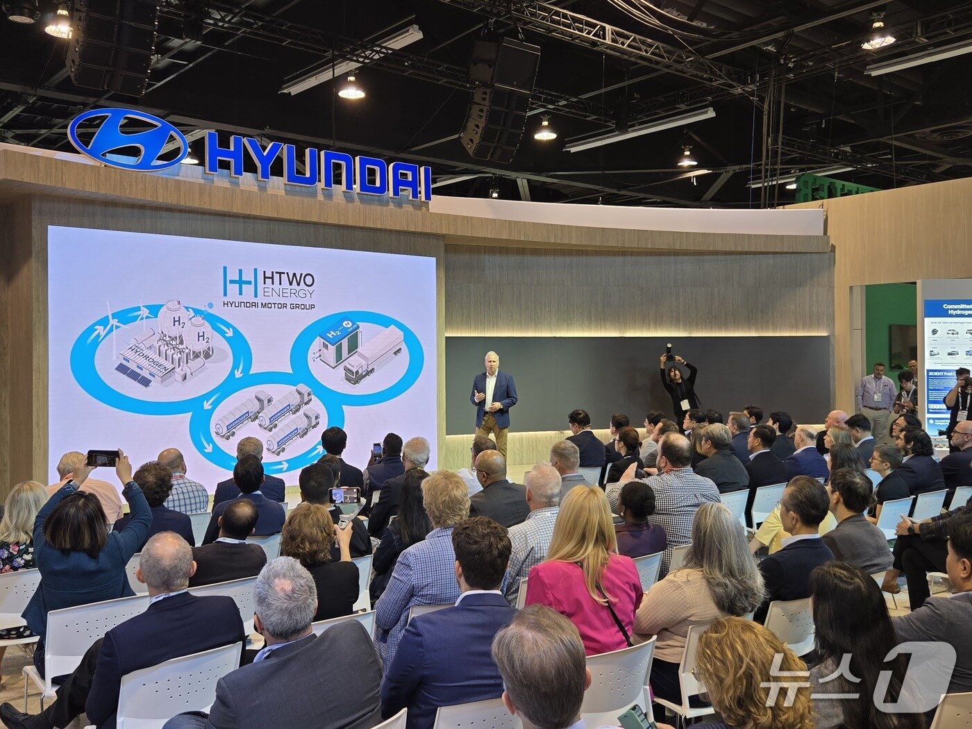 본문 이미지 - 켄 라미레즈 현대차 글로벌상용&수소사업본부 부사장이 28일(현지시간) 미국 캘리포니아주 애너하임 컨벤션센터에서 열린 'ACT 엑스포 2025' 프레스 컨퍼런스에서 발표하고 있는 모습(현대차 제공). 2025.04.28.