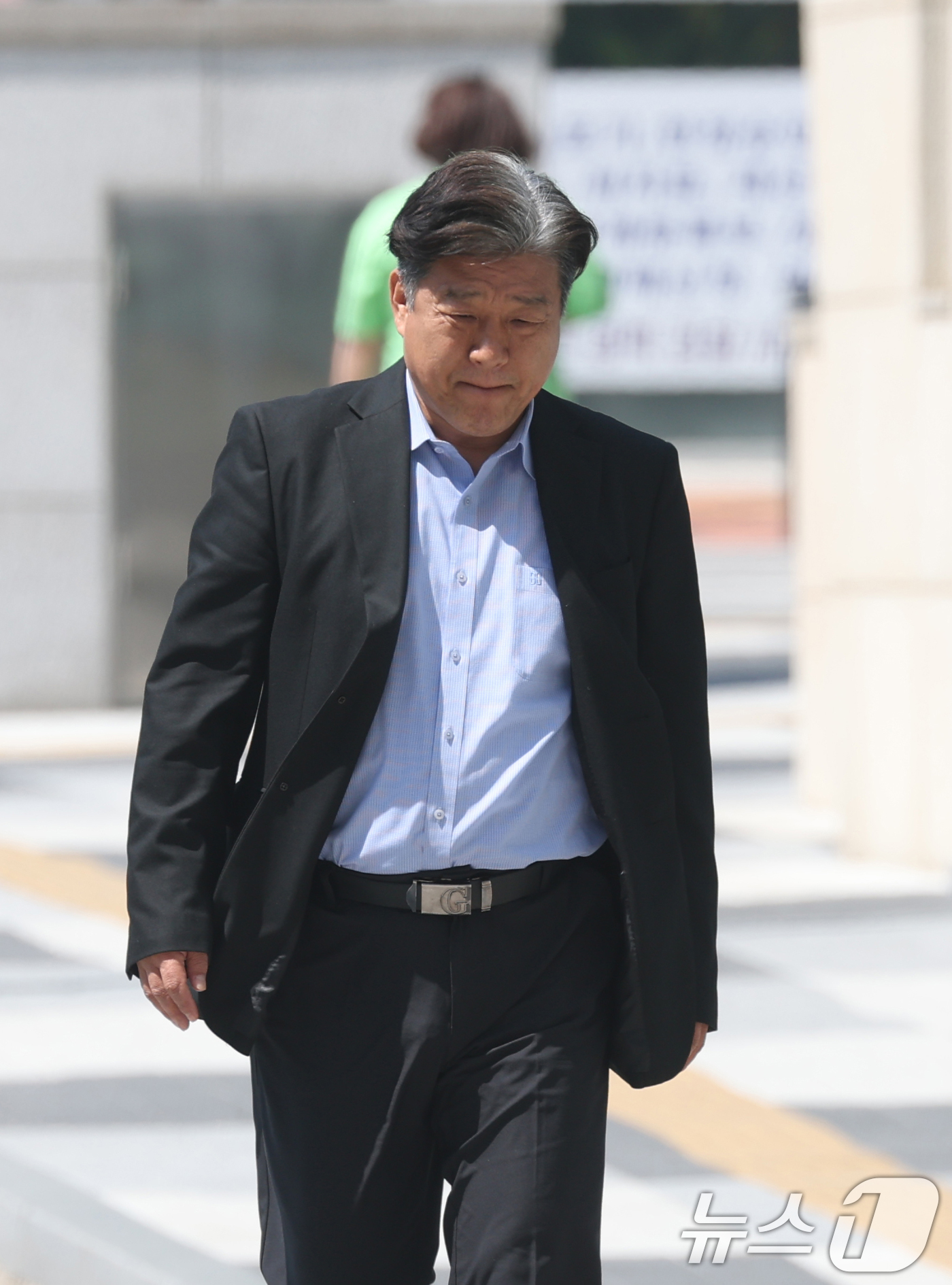 (수원=뉴스1) 김영운 기자 = '11억원 불법 대출' 의혹으로 1심에서 당선무효형을 선고받은 양문석 더불어민주당 의원(경기 안산시갑)이 29일 오후 경기 수원시 영통구 수원고등법 …