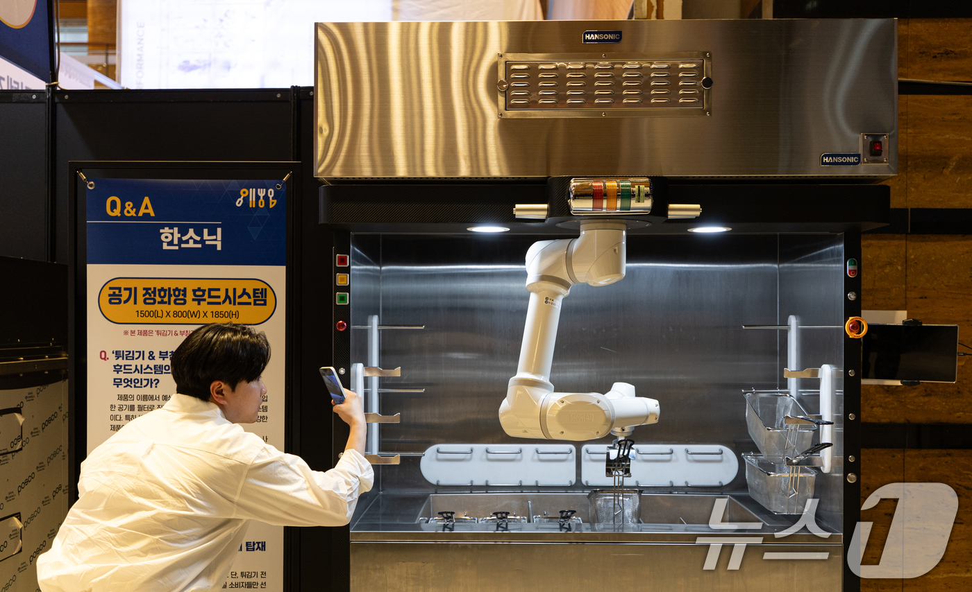 (서울=뉴스1) 이승배 기자 = 29일 서울 강남구 코엑스에서 열린 '2025 우수급식외식산업전'에 급식 관련 기기가 전시돼 있다.다양한 식품·식자재와 관련 업체, 공공기관 등이 …
