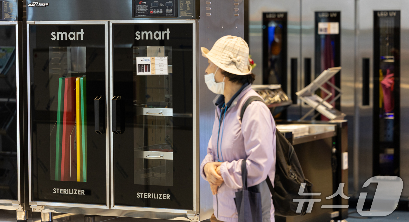 (서울=뉴스1) 이승배 기자 = 29일 서울 강남구 코엑스에서 열린 '2025 우수급식외식산업전'에 소독기가 전시돼 있다.다양한 식품·식자재와 관련 업체, 공공기관 등이 400여 …