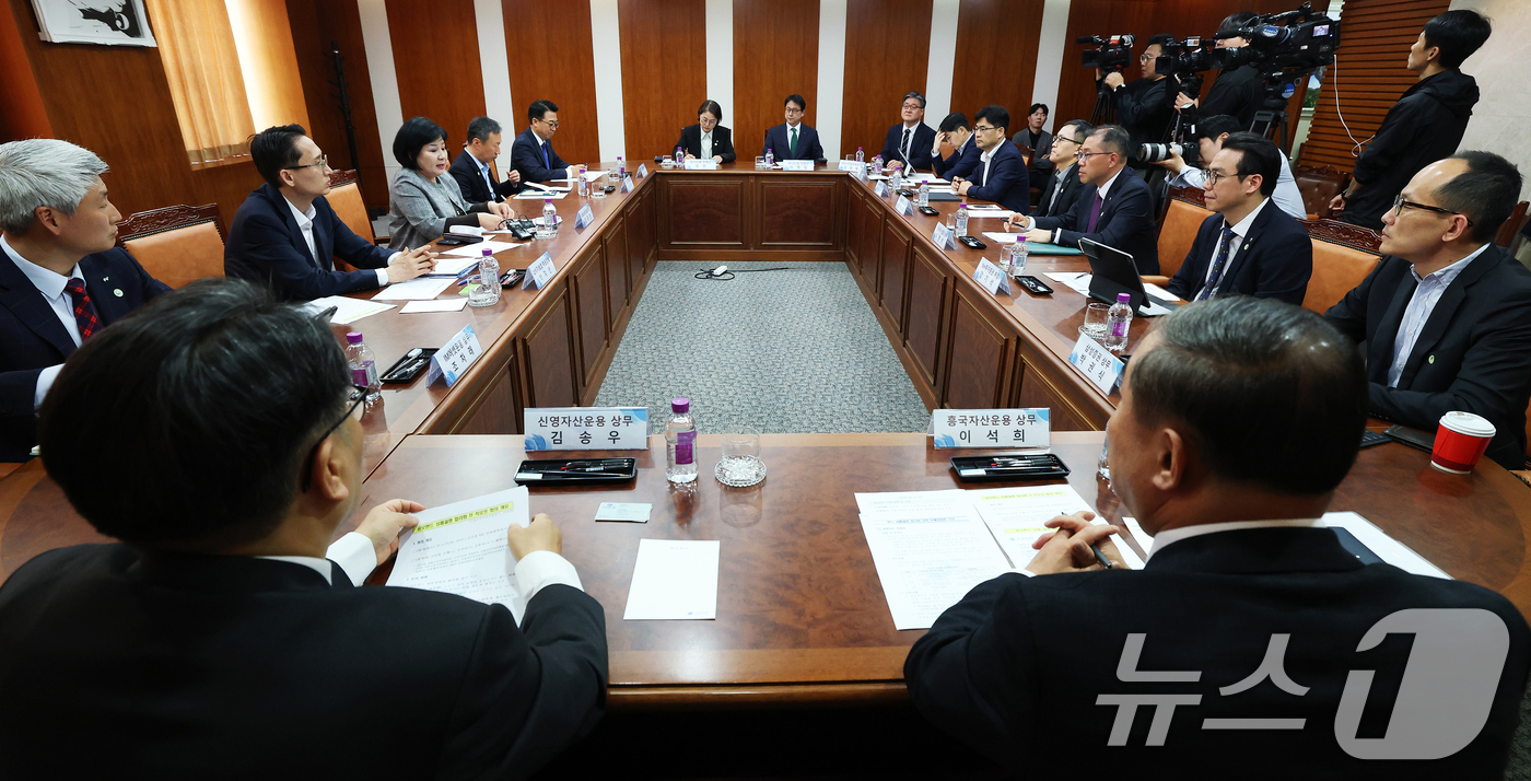 (서울=뉴스1) 오대일 기자 = 김미영 금융감독원 금융소비자보호처장이 29일 오후 서울 영등포구 금융감독원에서 열린 공모펀드 상품설명 합리화를 위한 TF 킥오프 회의에서 모두발언을 …
