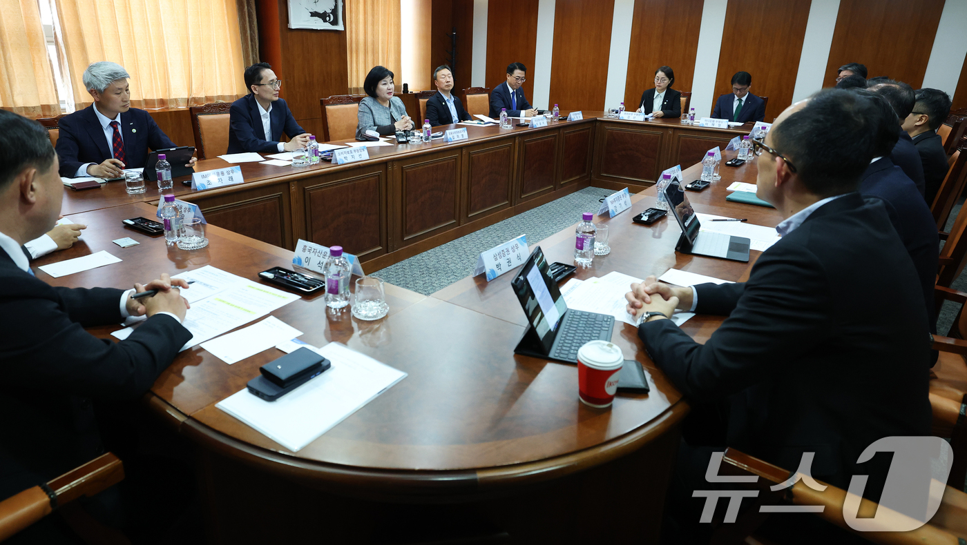 (서울=뉴스1) 오대일 기자 = 김미영 금융감독원 금융소비자보호처장이 29일 오후 서울 영등포구 금융감독원에서 열린 공모펀드 상품설명 합리화를 위한 TF 킥오프 회의에서 모두발언을 …