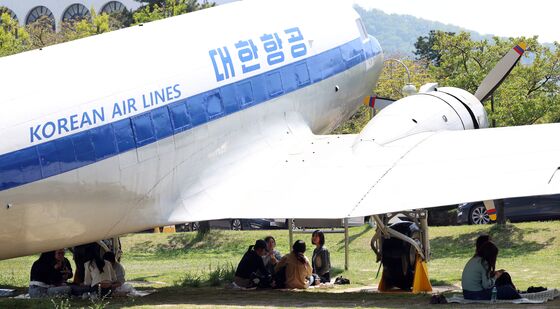비행기 아래에서 즐기는 피크닉