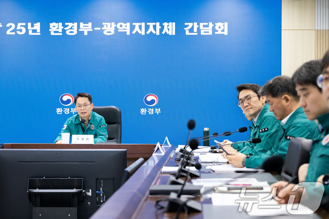 (서울=뉴스1) = 이병화 환경부 차관이 29일 정부세종청사에서 홍수대응 준비상황을 점검하고 피해 최소화를 위한 지자체와의 소통 및 협력 방안을 논의하고 있다. (환경부 제공. 재 …