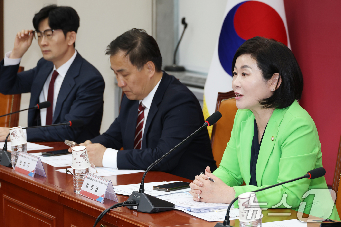 (서울=뉴스1) 이광호 기자 = 29일 오후 서울 여의도 국회에서 열린 국민의힘 SK텔레콤 소비자 권익 및 개인정보보호TF 사전회의에서 김희정 TF위원장이 발언하고 있다. 2025 …