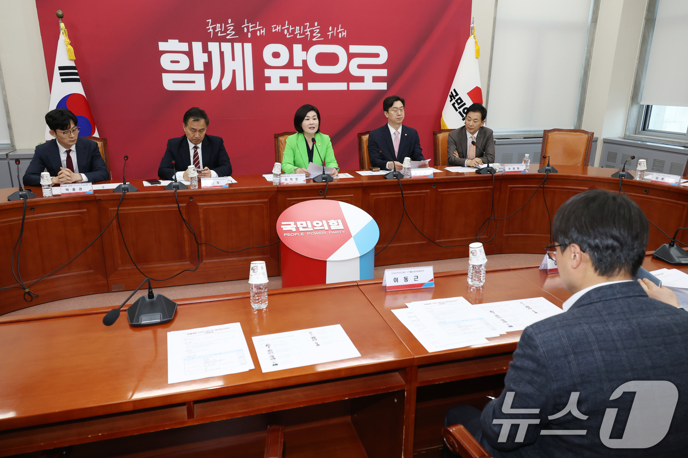 (서울=뉴스1) 이광호 기자 = 29일 오후 서울 여의도 국회에서 열린 국민의힘 SK텔레콤 소비자 권익 및 개인정보보호TF 사전회의에서 김희정 TF위원장이 발언하고 있다. 2025 …