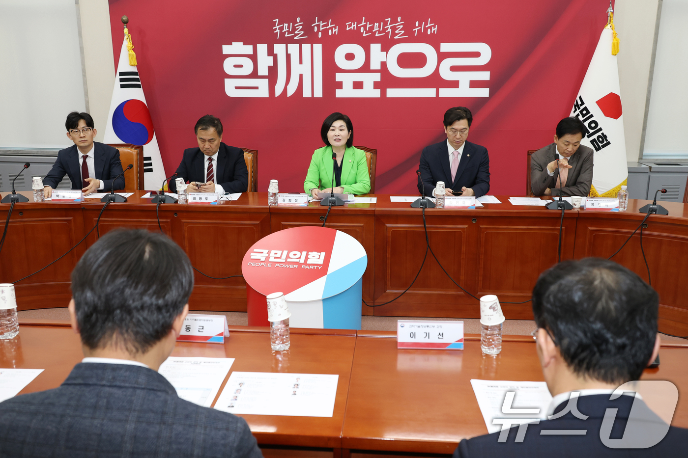 (서울=뉴스1) 이광호 기자 = 29일 오후 서울 여의도 국회에서 열린 국민의힘 SK텔레콤 소비자 권익 및 개인정보보호TF 사전회의에서 김희정 TF위원장이 발언하고 있다. 2025 …