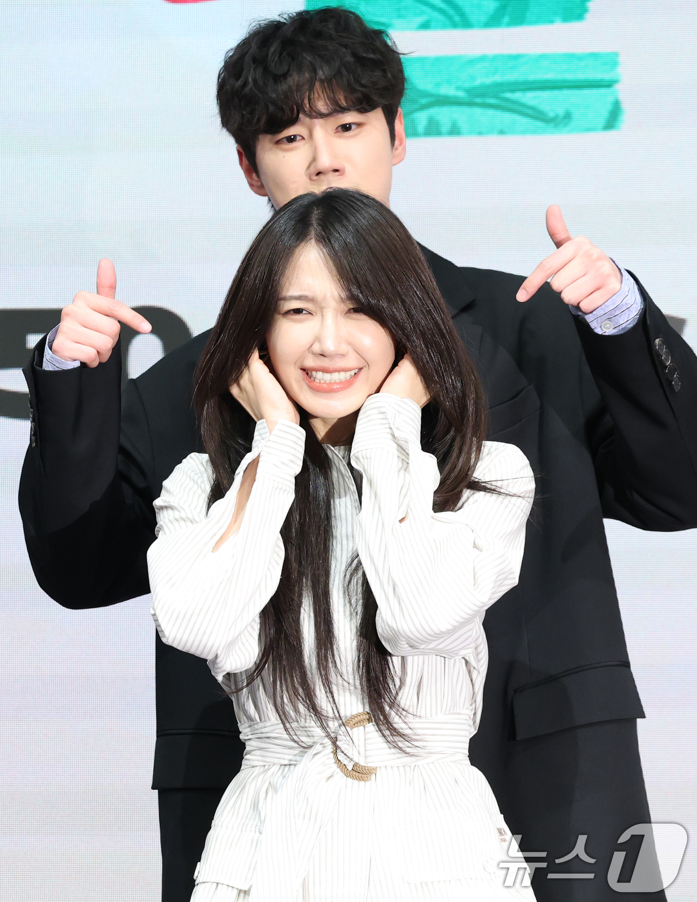 (서울=뉴스1) 권현진 기자 = 배우 이준영과 정은지(앞쪽)가 29일 오후 서울 구로구 신도림 디큐브시티 더 세인트에서 열린 KBS 2TV 새 수목드라마 '24시 헬스클럽' 제작발 …