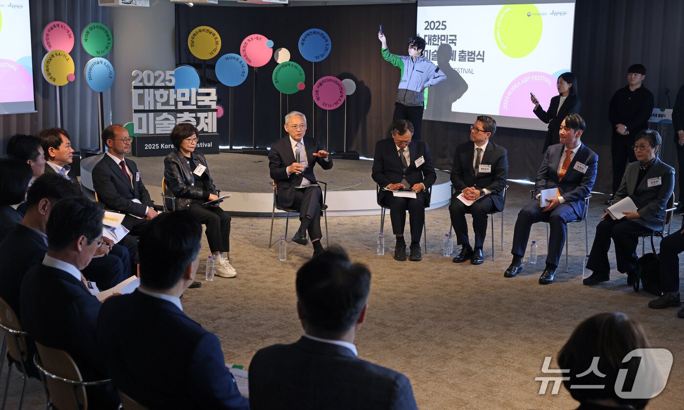 본문 이미지 - 유인촌 문화체육관광부 장관이 29일 서울 종로구 아트코리아랩 아고라에서 열린 ‘2025 대한민국 미술축제 출범식’에서 인사말을 하고 있다.