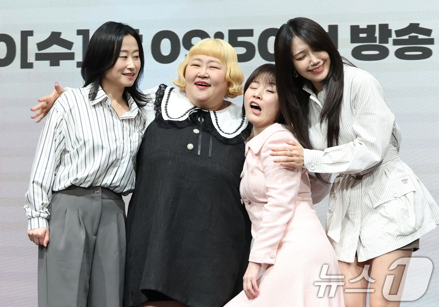 (서울=뉴스1) 권현진 기자 = 배우 이지혜(왼쪽부터)와 홍윤화, 박성연, 정은지가 29일 오후 서울 구로구 신도림 디큐브시티 더 세인트에서 열린 KBS 2TV 새 수목드라마 '2 …