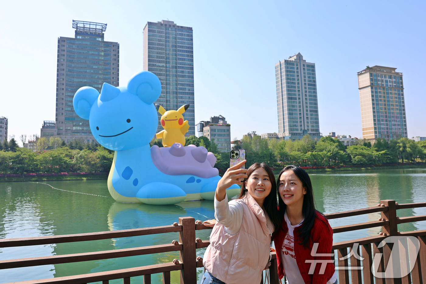 (서울=뉴스1) = 롯데는 롯데월드타워·몰 및 석촌호수 일대에서 다음달 18일까지 '포켓몬타운 2025 위드 롯데'를 개최한다고 29일 밝혔다.방문객이 석촌호수에 설치된 메타몽 리 …