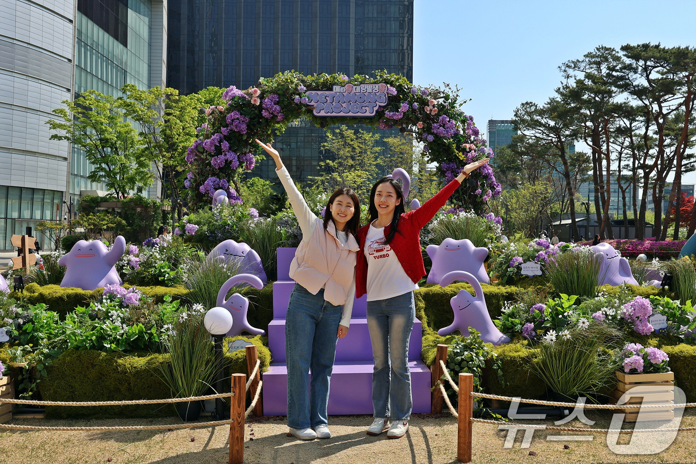 (서울=뉴스1) = 롯데는 롯데월드타워·몰 및 석촌호수 일대에서 다음달 18일까지 '포켓몬타운 2025 위드 롯데'를 개최한다고 29일 밝혔다.방문객이 월드파크 잔디광장에 마련된 …