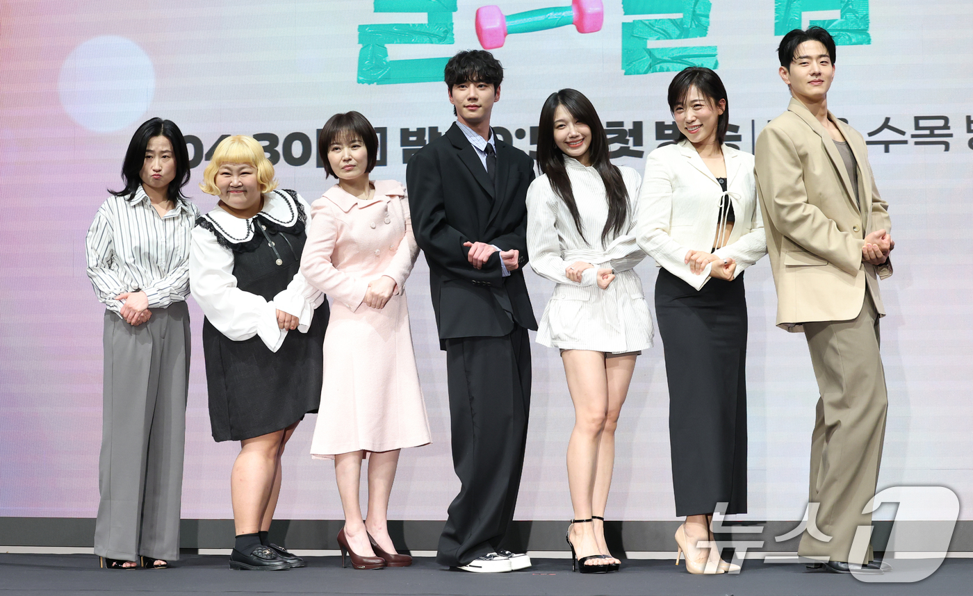 (서울=뉴스1) 권현진 기자 = 배우 이지혜(왼쪽부터)와 홍윤화, 박성연, 이준영, 정은지, 이미도, 이승우가 29일 오후 서울 구로구 신도림 디큐브시티 더 세인트에서 열린 KBS …
