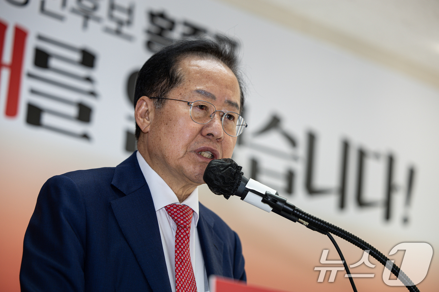 (서울=뉴스1) 이재명 기자 = 국민의힘 3차 경선에 진출하지 못한 홍준표 전 대구시장이 29일 오후 서울 여의도 자신의 캠프 사무실에서 소회를 밝히고 있다. 2025.4.29/뉴 …
