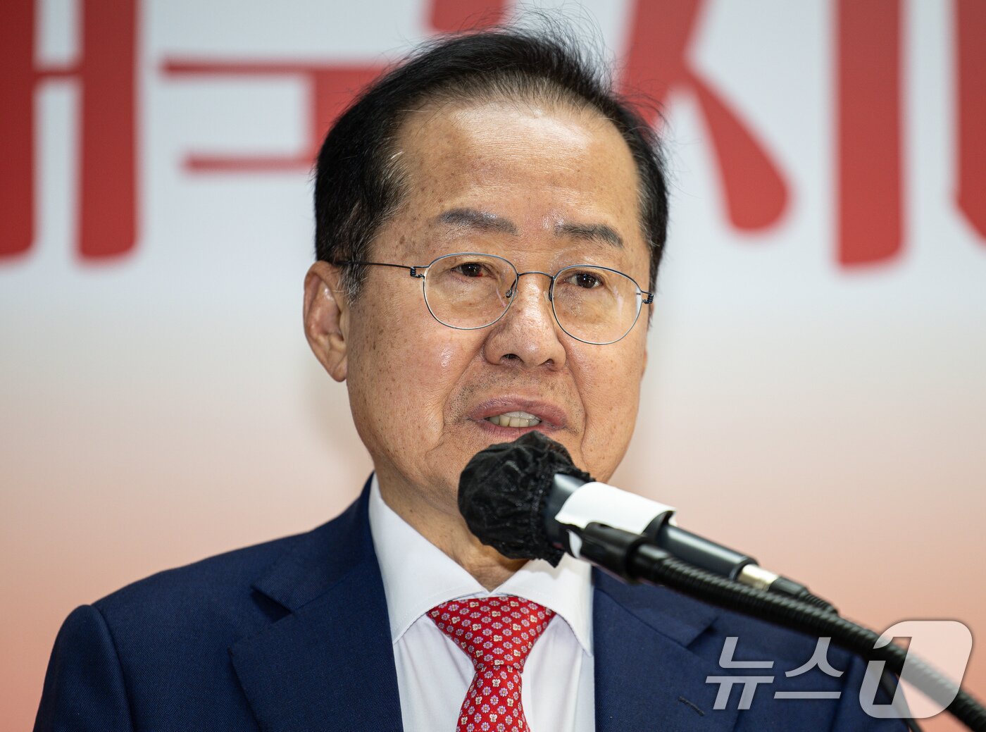 본문 이미지 - 국민의힘 3차 경선에 진출하지 못한 홍준표 전 대구시장이 29일 오후 서울 여의도 자신의 캠프 사무실에서 소회를 밝히고 있다. 2025.4.29/뉴스1 ⓒ News1 이재명 기자