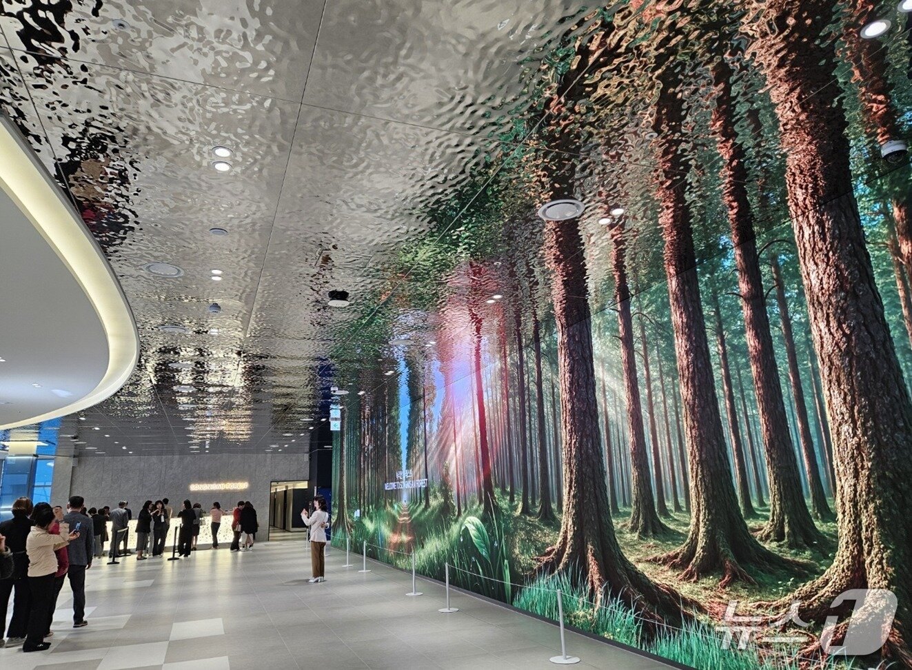 본문 이미지 -  '속리산 포레스트' 로비 모습(애터미 제공. 재판매 및 DB금지) /뉴스1