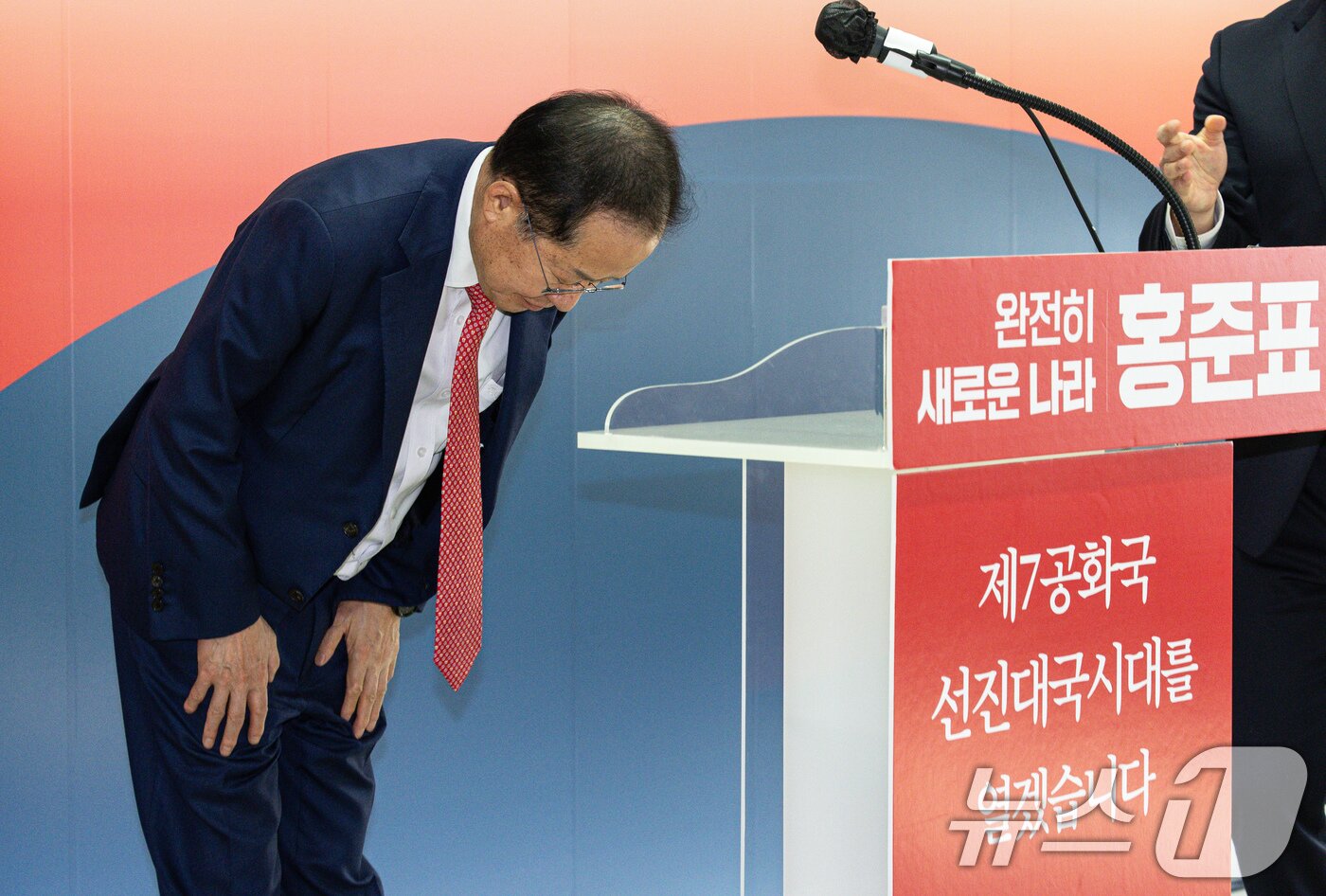 본문 이미지 - 국민의힘 3차 경선에 진출하지 못한 홍준표 전 대구시장이 29일 오후 서울 여의도 자신의 캠프 사무실에서 소회를 밝히기 전 인사하고 있다. 2025.4.29/뉴스1 ⓒ News1 이재명 기자