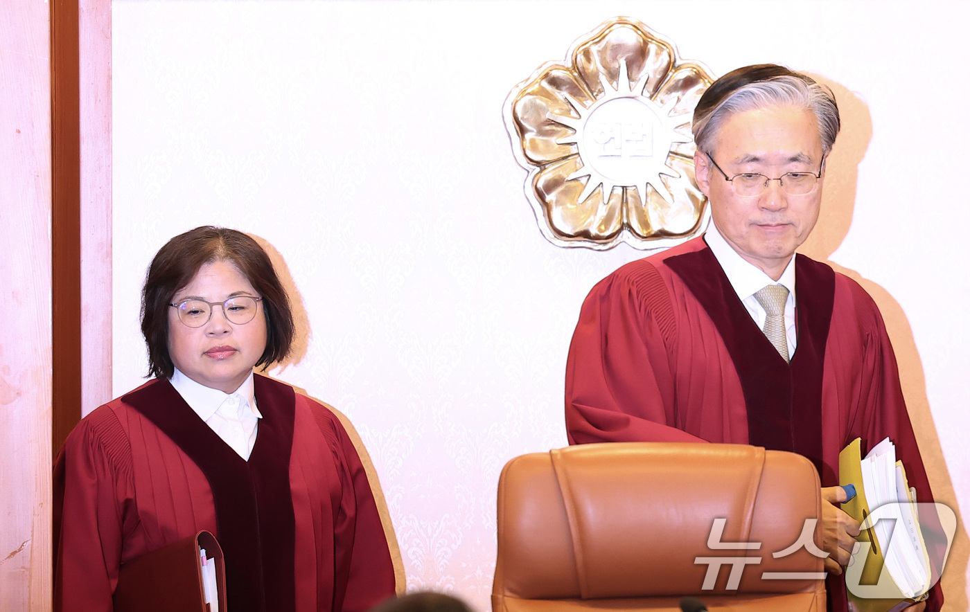 (서울=뉴스1) 김성진 기자 = 김형두 헌법재판소장 권한대행(오른쪽)과 김복형 헌법재판관이 29일 서울 종로구 헌법재판소에서 열린 손준성 대구고검 차장검사(검사장)의 탄핵심판 2차 …