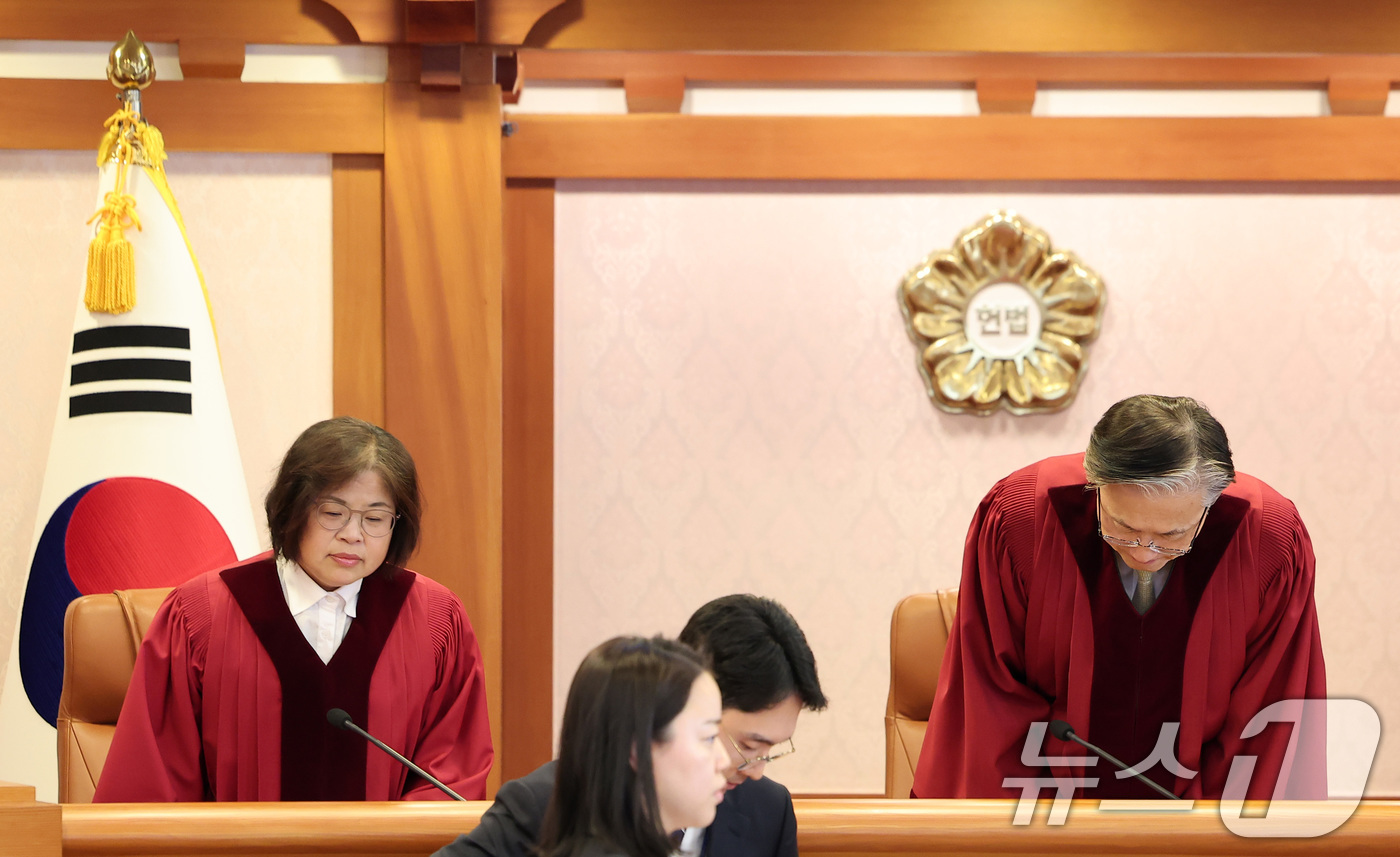 (서울=뉴스1) 김성진 기자 = 김형두 헌법재판소장 권한대행(오른쪽)과 김복형 헌법재판관이 29일 서울 종로구 헌법재판소에서 열린 손준성 대구고검 차장검사(검사장)의 탄핵심판 2차 …