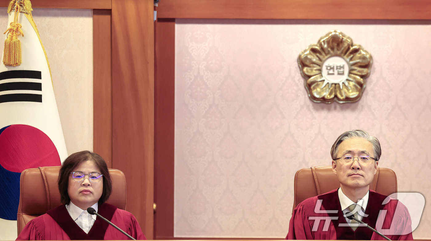 (서울=뉴스1) 김성진 기자 = 김형두 헌법재판소장 권한대행과 김복형 헌법재판관이 29일 서울 종로구 헌법재판소에서 열린 손준성 대구고검 차장검사(검사장)의 탄핵심판 2차 변론준비 …