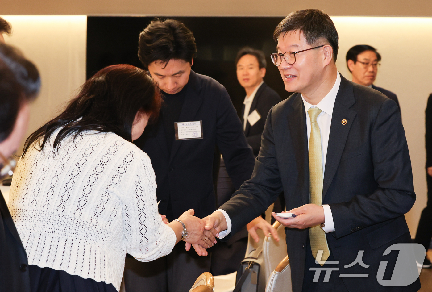 (서울=뉴스1) 허경 기자 = 이기일 보건복지부 제1차관이 29일 서울 종로구 정부서울청사에서 열린 제2차 장기요양위원회 회의에서 참석자들과 인사하고 있다. 2025.4.29/뉴스 …