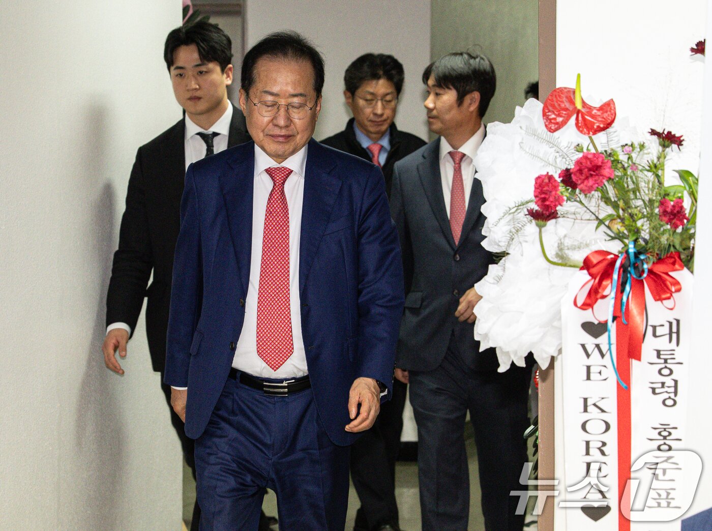 본문 이미지 - 국민의힘 3차 경선에 진출하지 못한 홍준표 전 대구시장이 29일 오후 서울 여의도 자신의 캠프 사무실에서 소회를 밝히기 위해 브리핑룸으로 들어서고 있다. 2025.4.29/뉴스1 ⓒ News1 이재명 기자