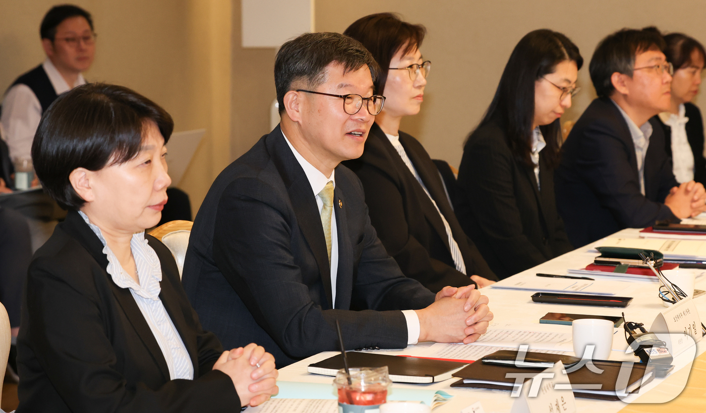 (서울=뉴스1) 허경 기자 = 이기일 보건복지부 제1차관이 29일 서울 종로구 정부서울청사에서 열린 제2차 장기요양위원회 회의에서 모두발언을 하고 있다. 2025.4.29/뉴스1
