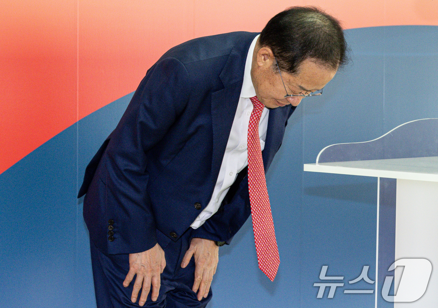 (서울=뉴스1) 이재명 기자 = 국민의힘 3차 경선에 진출하지 못한 홍준표 전 대구시장이 29일 오후 서울 여의도 자신의 캠프 사무실에서 소회를 밝히기 전 인사하고 있다. 2025 …