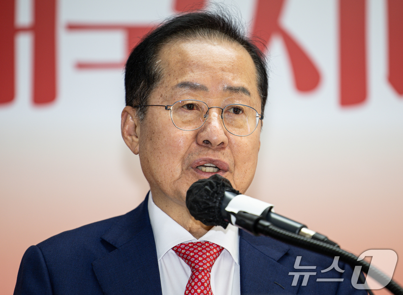(서울=뉴스1) 이재명 기자 = 국민의힘 3차 경선에 진출하지 못한 홍준표 전 대구시장이 29일 오후 서울 여의도 자신의 캠프 사무실에서 소회를 밝히고 있다. 2025.4.29/뉴 …