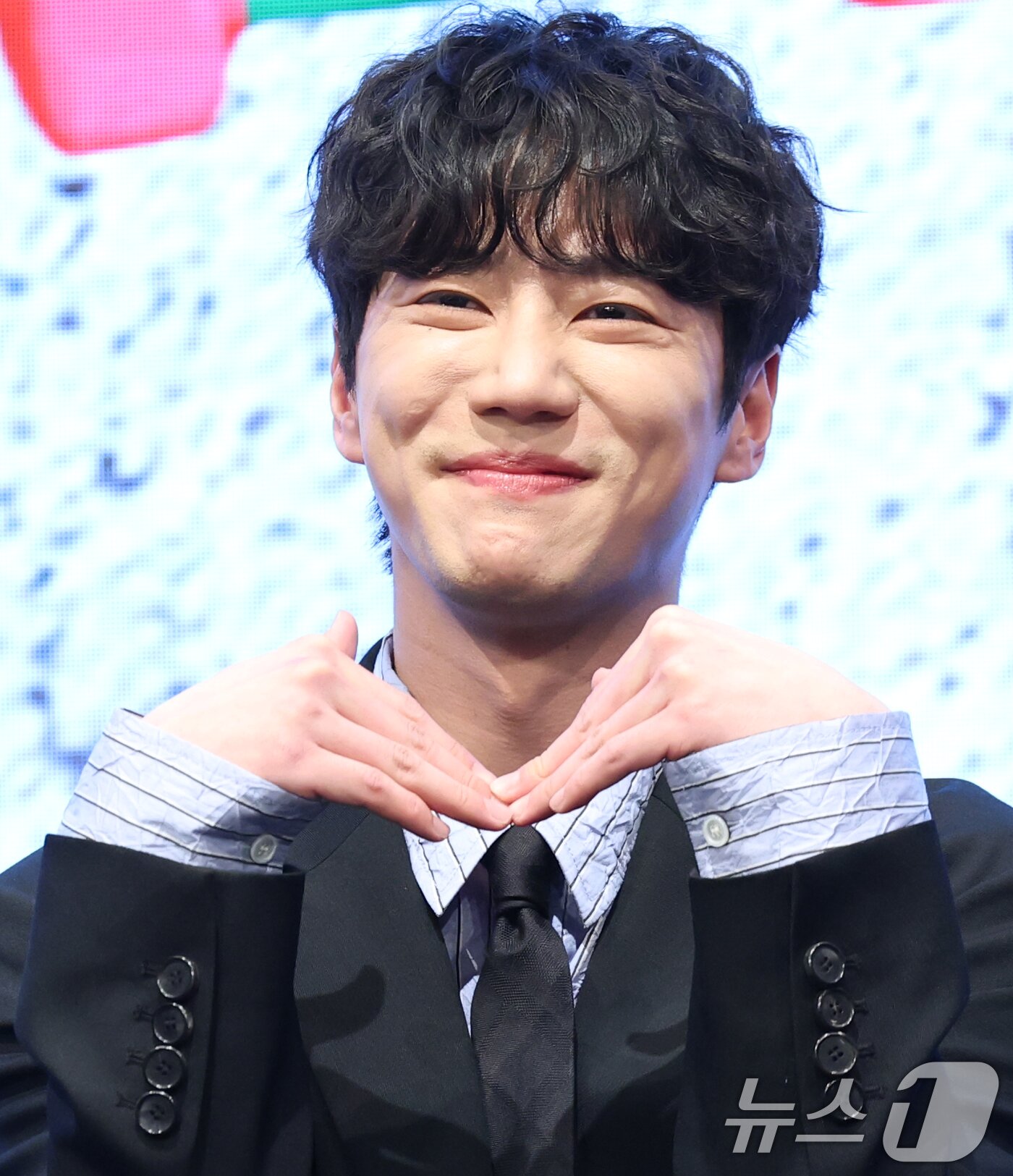 본문 이미지 - 배우 이준영이 29일 오후 서울 구로구 신도림 디큐브시티 더 세인트에서 열린 KBS 2TV 새 수목드라마 '24시 헬스클럽' 제작발표회에 참석해 포즈를 취하고 있다. '24시 헬스클럽'은 근성이 넘치는 헬치광이 관장 도현중이 근심이 과다한 헬린이 회원들의 인생을 파격 교정하며 펼쳐지는 두근두근 근(筋)성장 코맨스(코믹 로맨스)다. 2025.4.29/뉴스1 ⓒ News1 권현진 기자