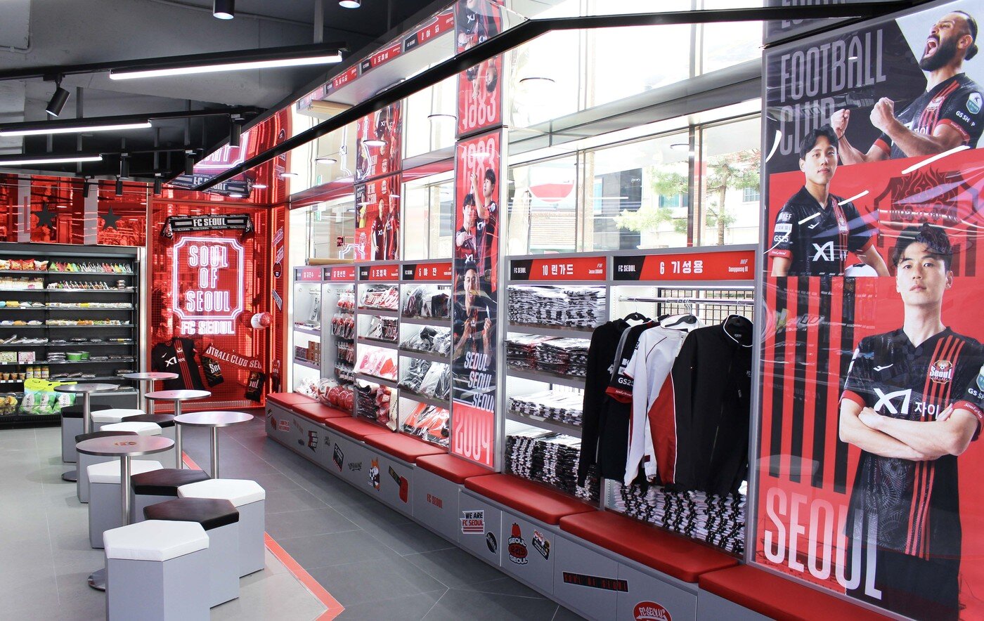 본문 이미지 - 프로축구 구단 &#39;FC서울&#39; 특화 매장. &#40;GS25 제공&#41;.